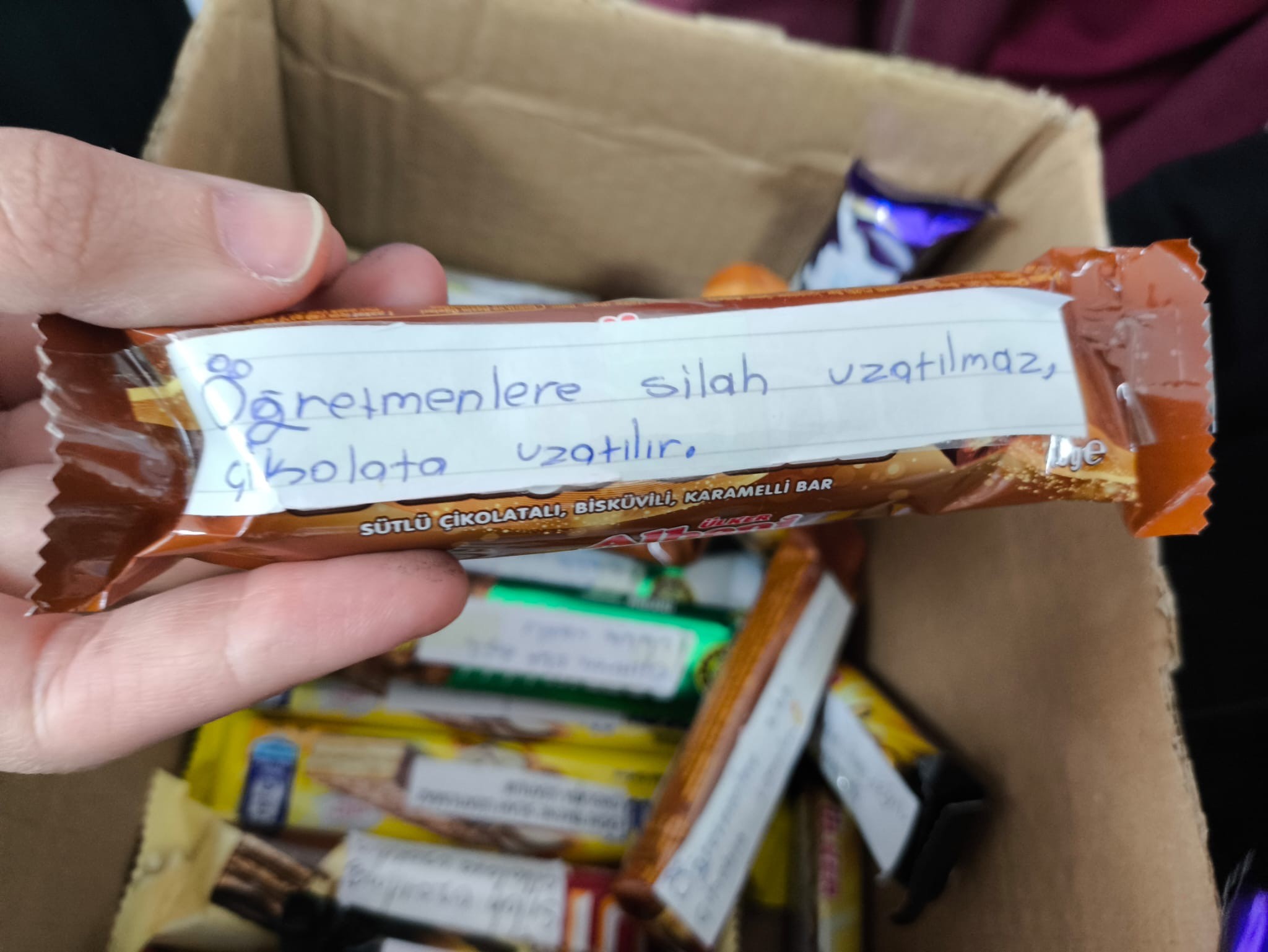 Öğrencilerden anlamlı mesaj: "Öğretmene silah değil, çikolata uzatılır"