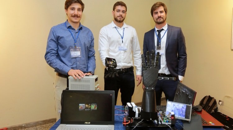 Öğrencilerden bomba imha edebilen robot