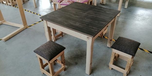 Öğrencilerden depremzedeler için masa ve tabure üretimi