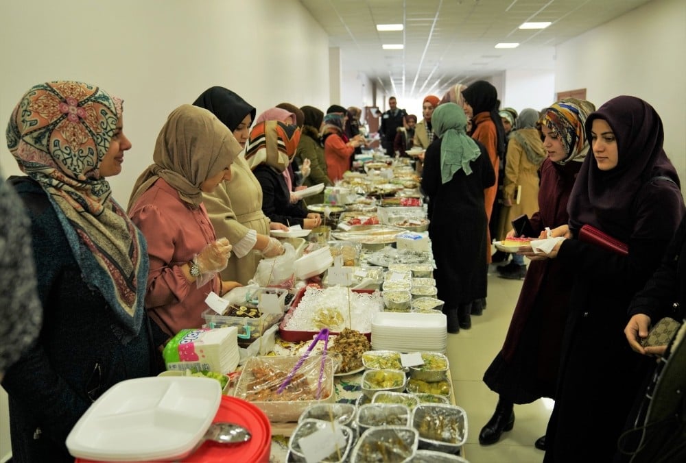 Öğrencilerden depremzedelere yardım kermesi 