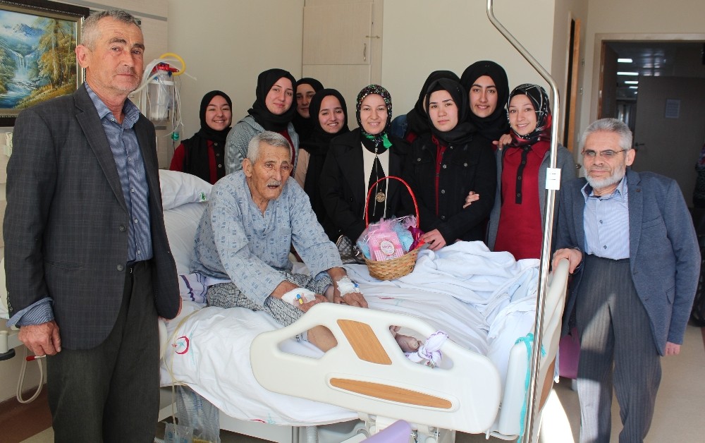 Öğrencilerden hastalara geçmiş olsun ziyareti