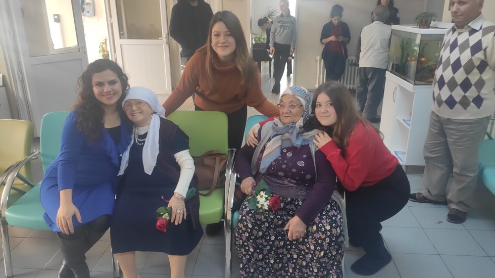 Öğrencilerden huzurevi sakinlerine moral ziyareti 