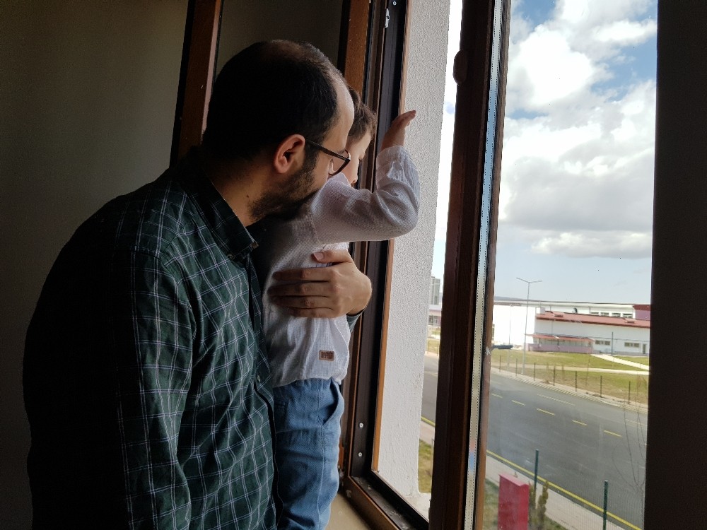 Öğrencilerden, karantina altındaki miniklere sürpriz 