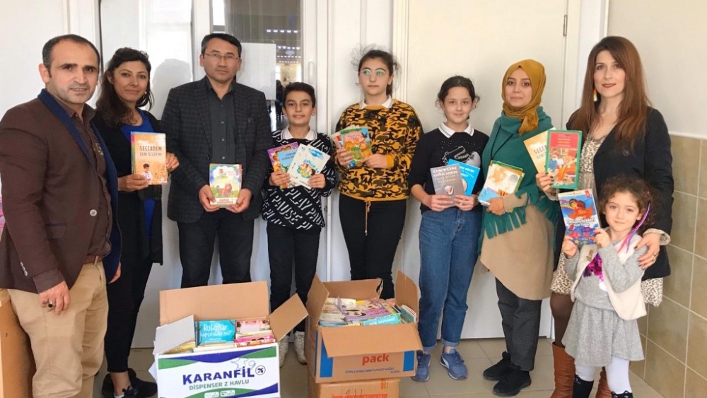 Öğrencilerden, kitabı olmayan okullara kitap bağışı 