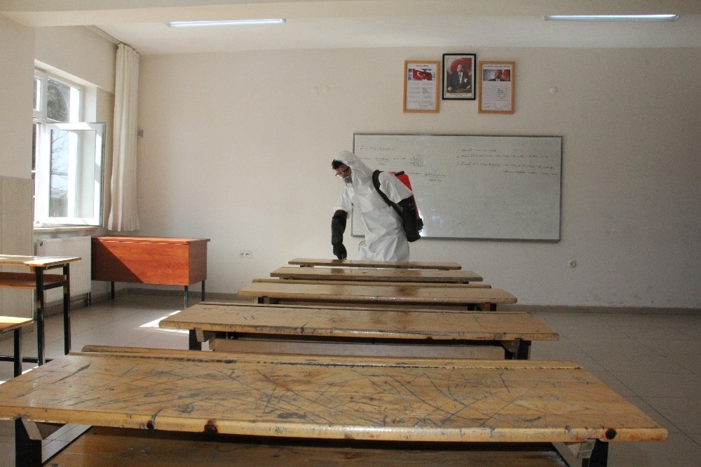 Öğrencilerden koronaya karşı dezenfektan 