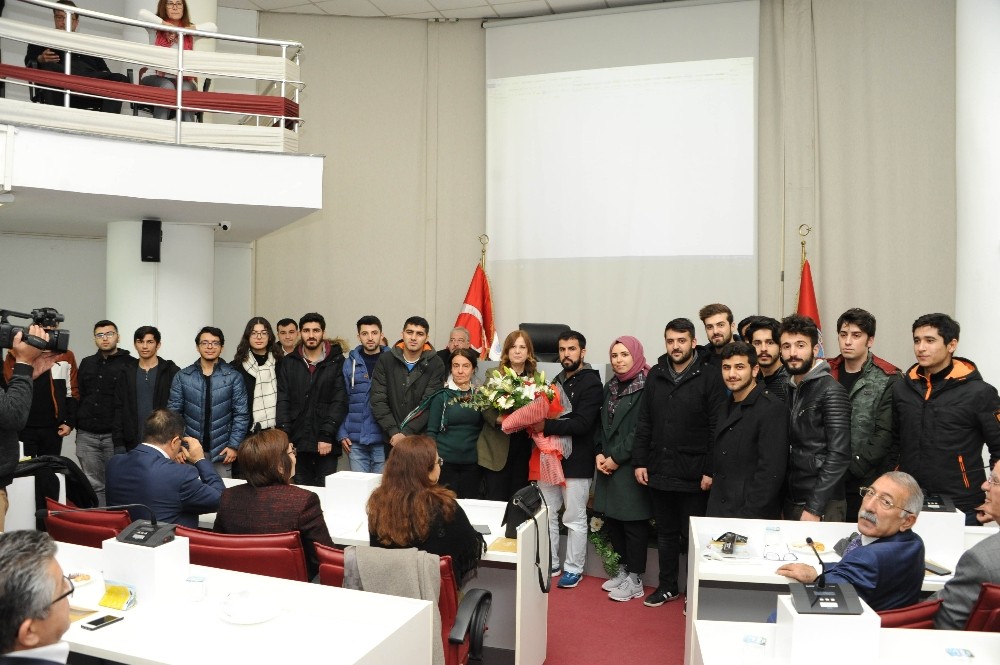Öğrencilerden meclis toplantısında anlamlı ziyaret 