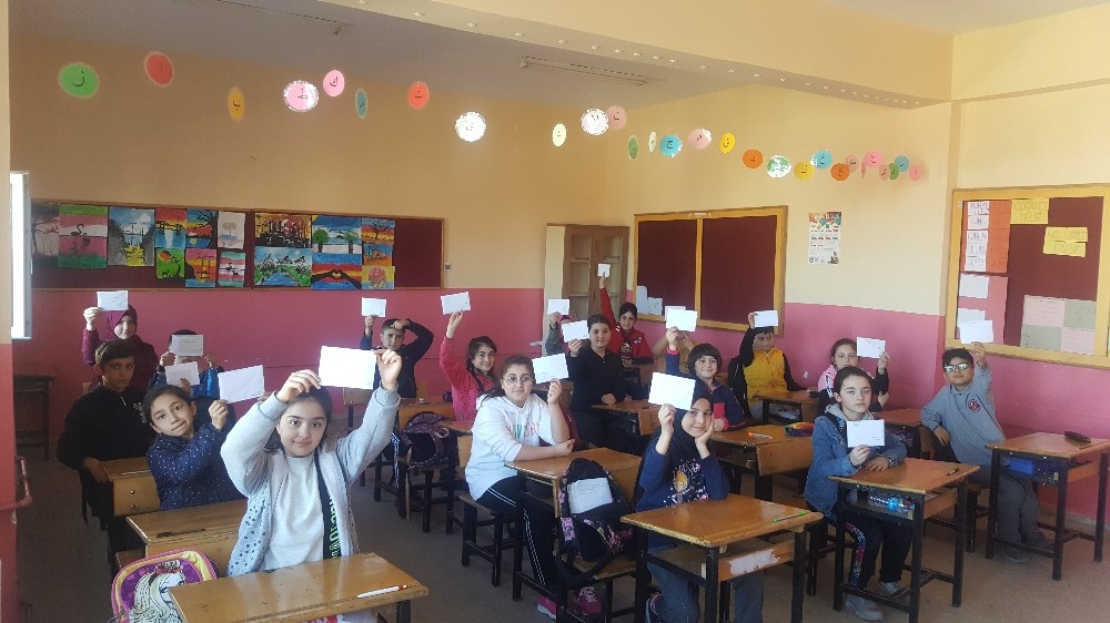 Öğrencilerden Mehmetçiğe 200 mektup 