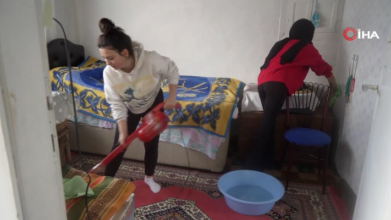 Öğrencilerden örnek davranış! 98 yaşındaki kadının evini temizlediler