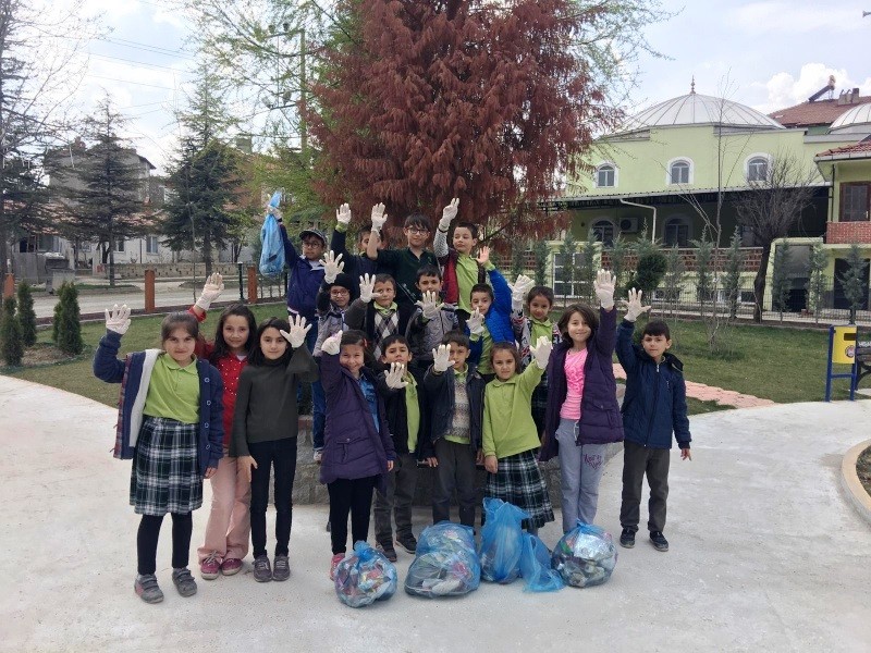Öğrencilerden park temizliği 