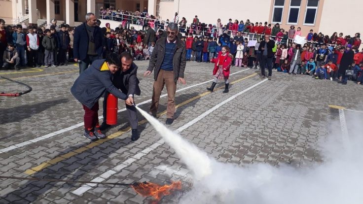 Öğrencilerden yangın tatbikatı 