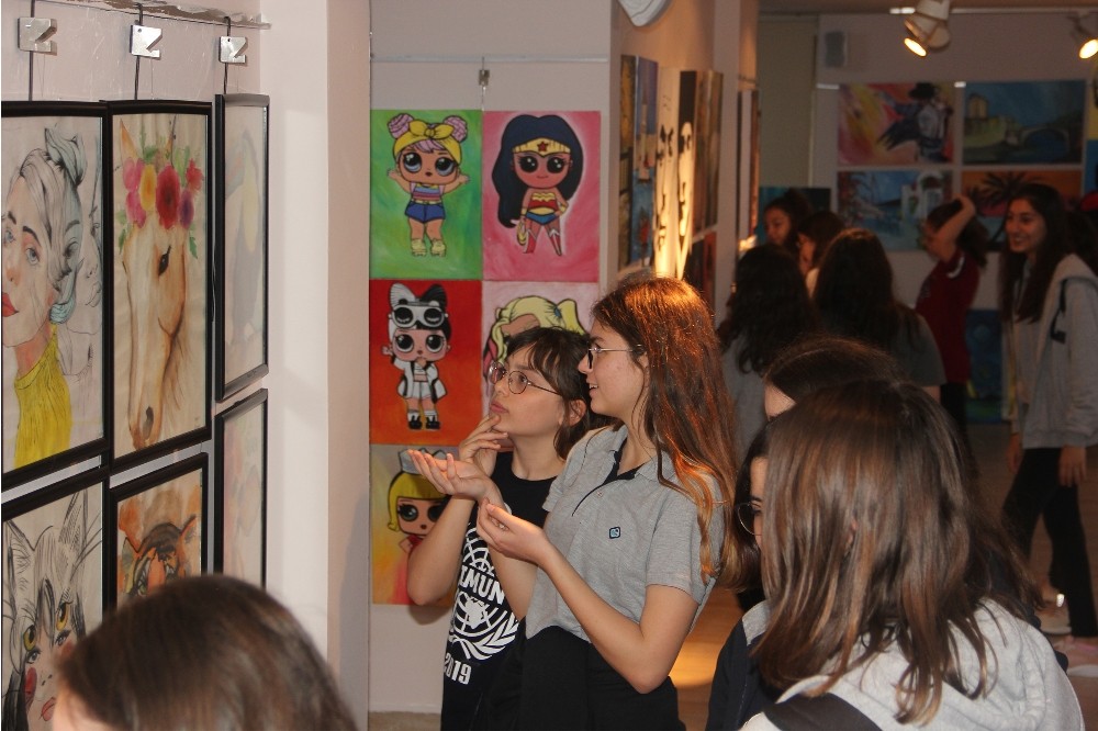 Öğrencilerden yıl sonu sergisi 