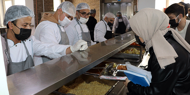 Öğrencilere 3 çeşit yemek 1 lira