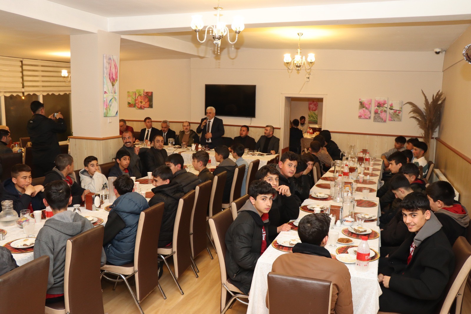 Öğrencilere anlamlı iftar yemeği! Tutkun Çelik’ten anlamlı destek