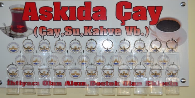 Öğrencilere askıda çay ve tost