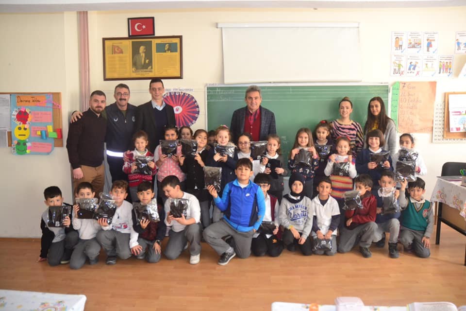 Öğrencilere atkı ve bere dağıtıldı 