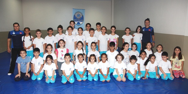 Öğrencilere cimnastikle sporu sevdiriyorlar