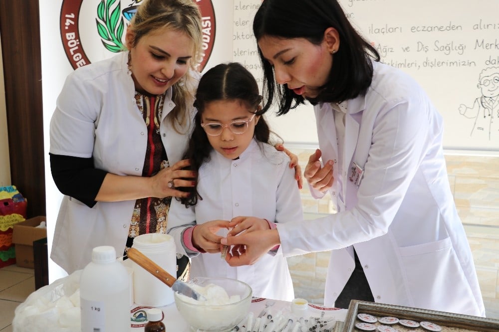 Öğrencilere el kremi yapmayı öğrettiler 