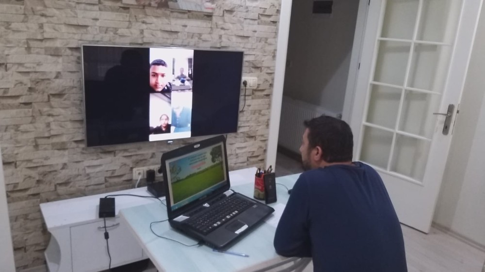 Öğrencilere görüntülü eğitim 