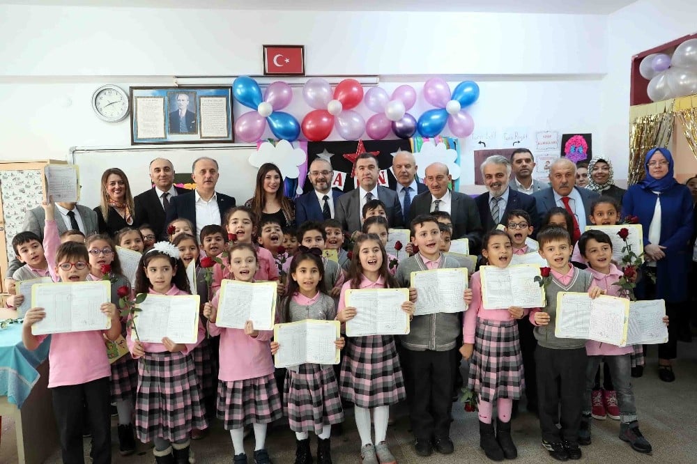 Öğrencilere karne, öğretmenlere gül 