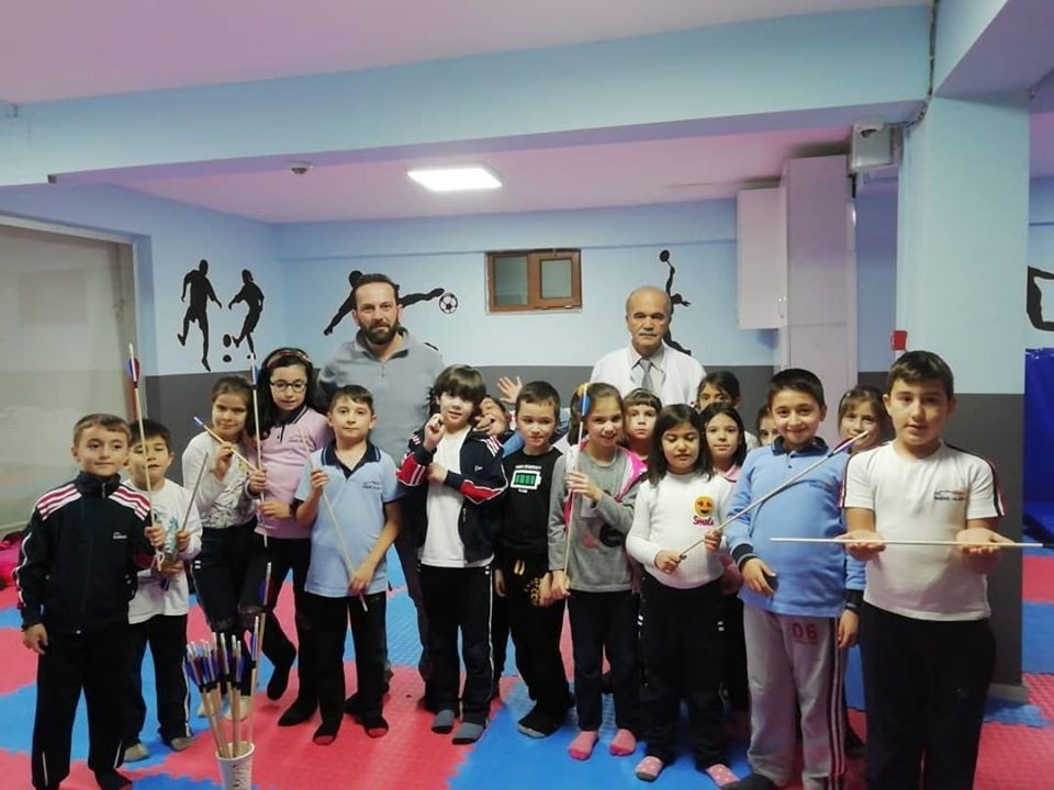 Öğrencilere okçuluk eğitimi 