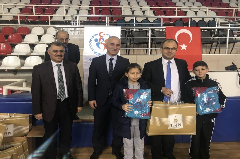 Öğrencilere spor malzemesi desteği 