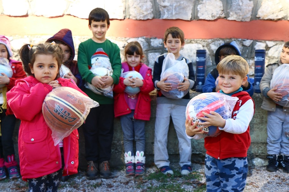 Öğrencilere spor malzemesi yardımı 