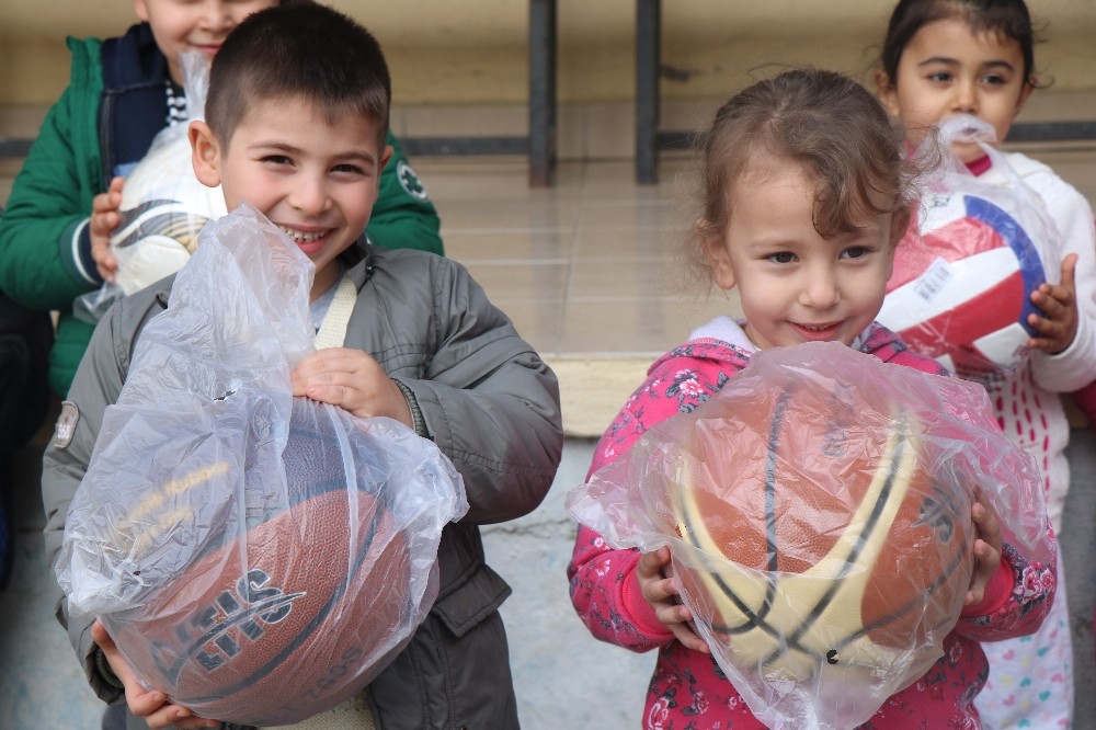 Öğrencilere spor malzemesi yardımı sürüyor 