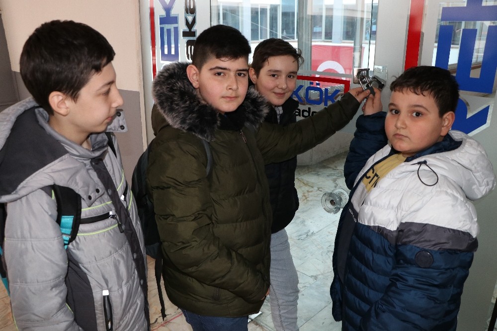 Öğrencileri dersten çıkartıp, dershane kapılarına kilit vurdular 