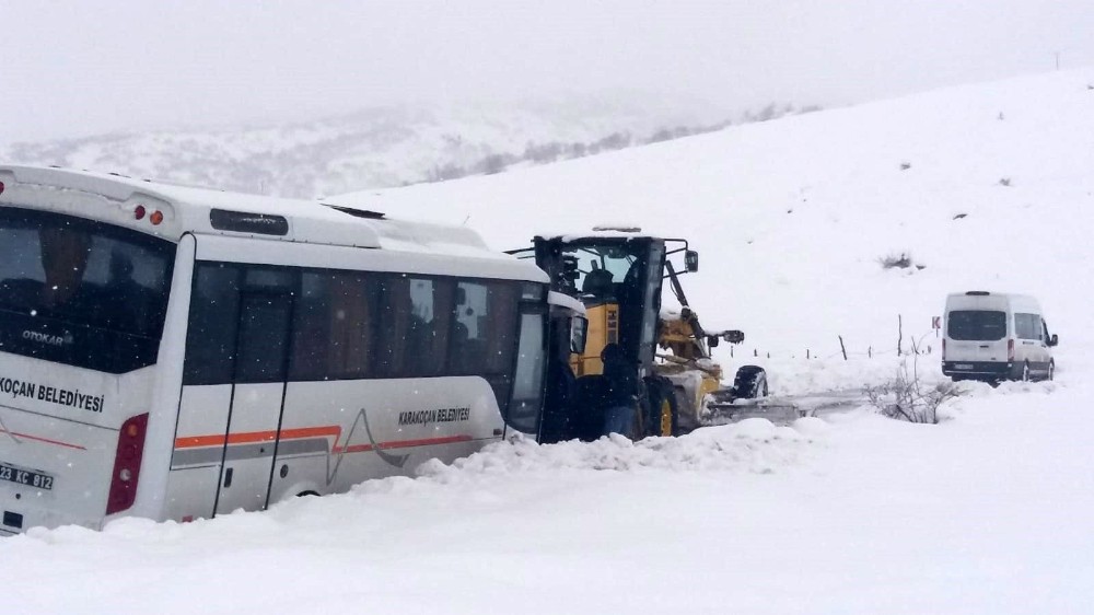 Öğrencileri taşıyan midibüs kara saplandı, ekipler kurtardı 