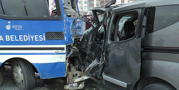 Öğrencileri taşıyan midibüsle hafif ticari araç çarpıştı! Çok sayıda yaralı var