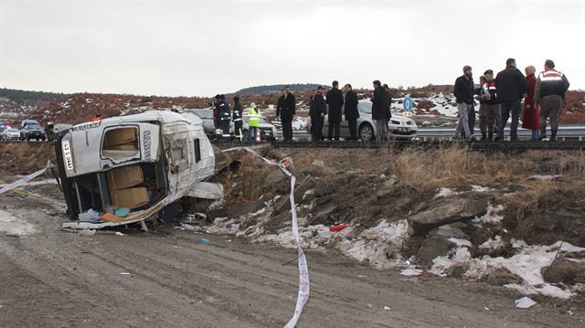 Öğrencileri taşıyan minibüs şarampole devrildi: 1 ölü 14 yaralı