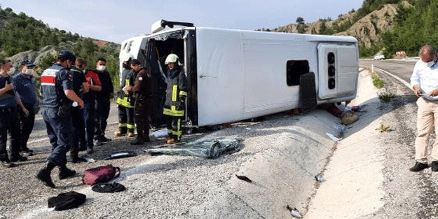 Öğrencileri taşıyan tur otobüsü devrildi