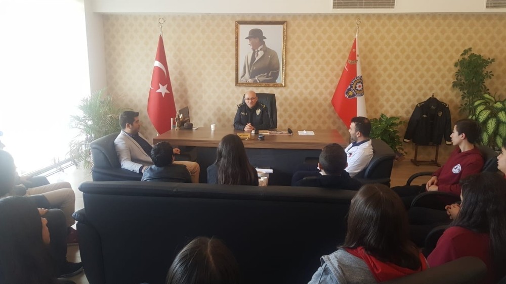 Öğrencilerin Emniyet Müdürlüğüne İngilizce ziyareti 