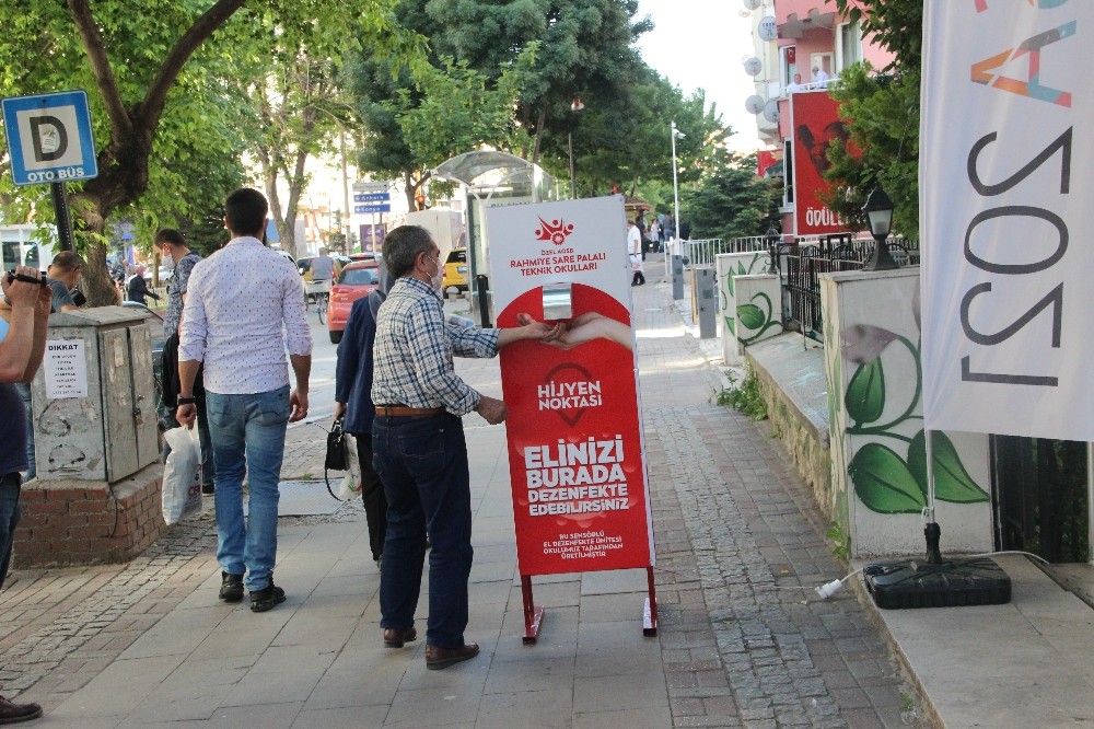 Öğrencilerin geliştirdiği cihazlar vatandaşların dezenfektan ihtiyacını karşılıyor 