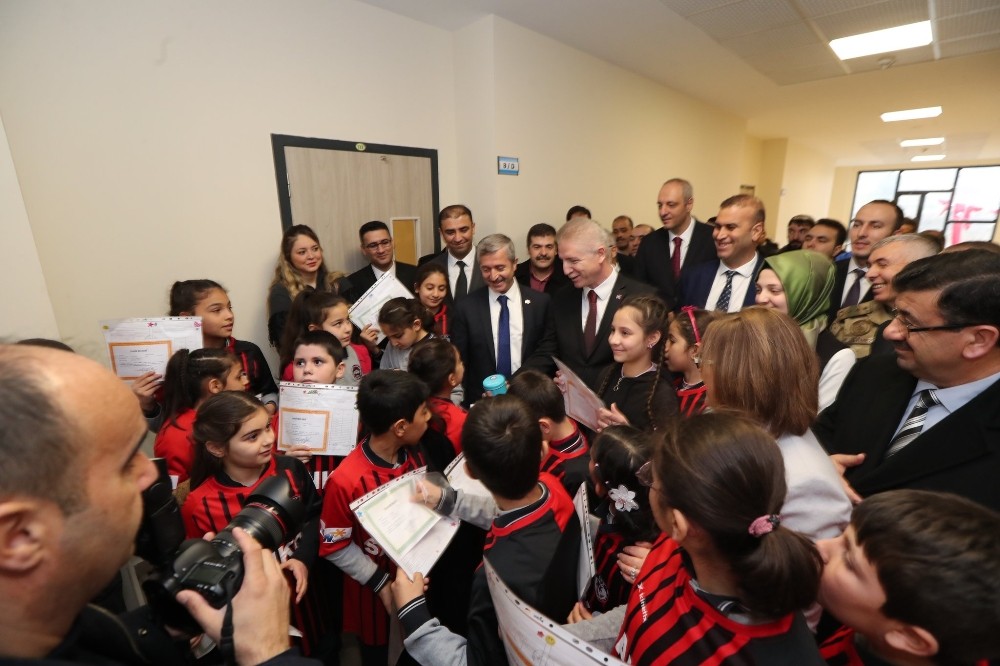 Öğrencilerin Karne Sevincine Ortak Oldular 