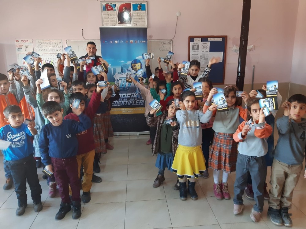 Öğrencilerin karnesini Jandarma verdi 