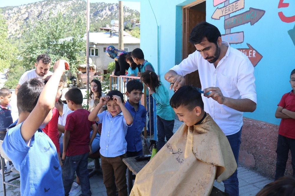 Öğrencilerin saçlarına gönüllüler makas attı 