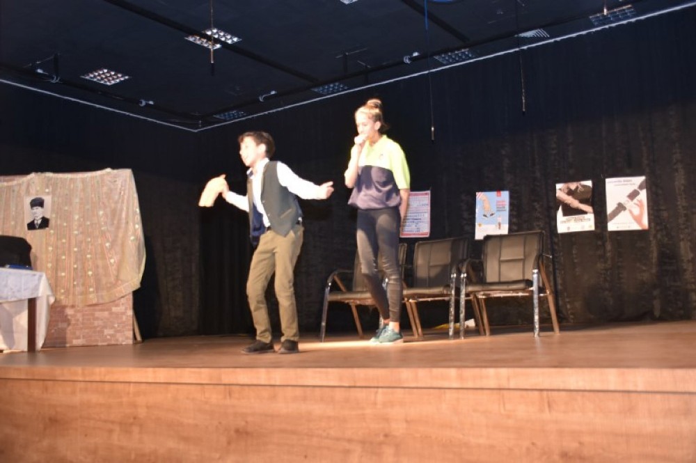 Öğrencilerin sergiledikleri tiyatro oyunu beğeni aldı 