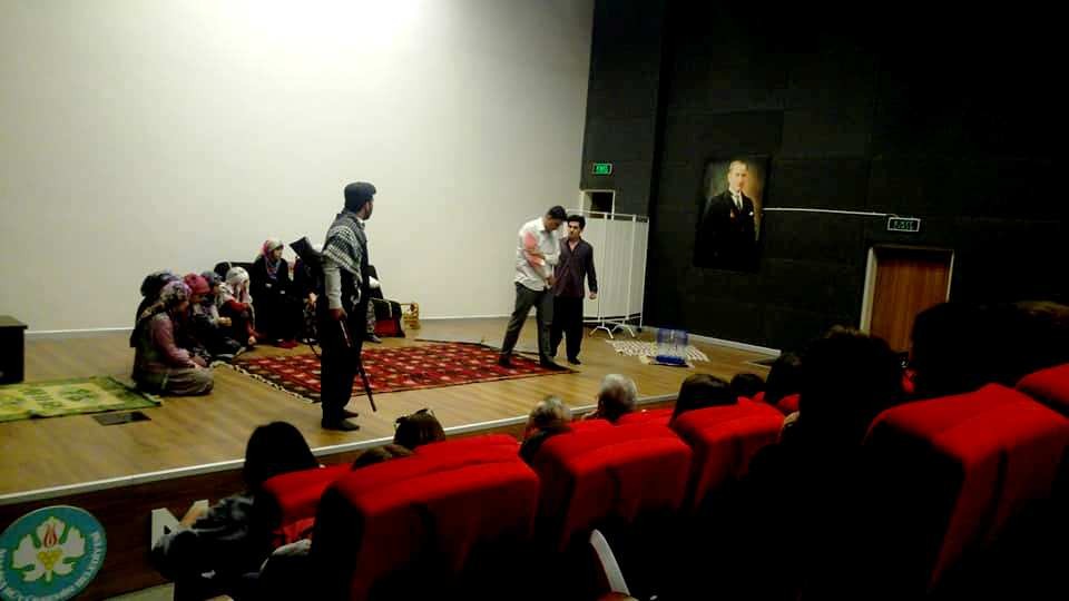 Öğrencilerin tiyatro gösterisi beğeni topladı 