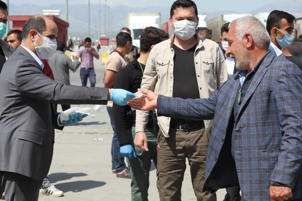 Öğrencilerin ürettiği maskeler şoförlere dağıtıldı 