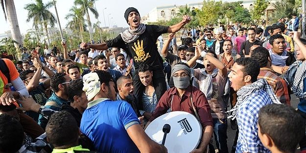 Öğrencilerin darbe karşıtı gösterileri sürüyor