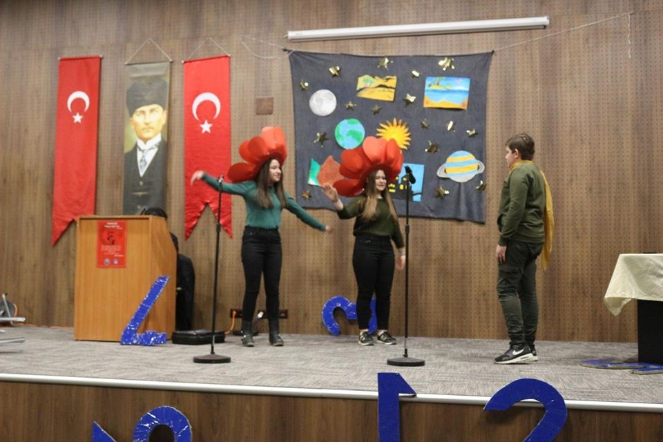 Öğrencilerinden tiyatro gösterisi 