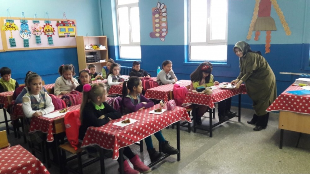 Öğrencilerini kek ikramıyla karşıladı 