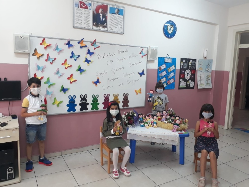 Öğrencileriyle buluşup hediye verdi 