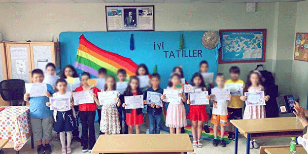 Öğrencilerle LGBT paçavrası önünde fotoğraf çektiren öğretmen için harekete geçildi!