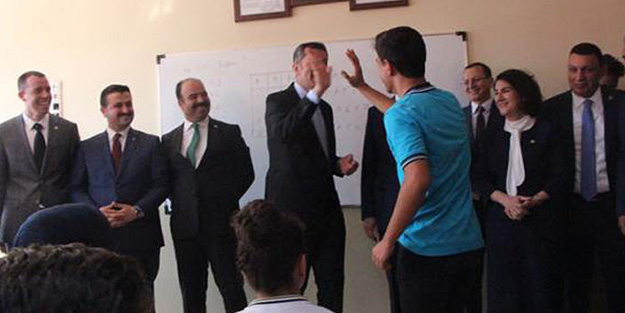 Öğrencinin verdiği yanıtı duyan Bakan Ziya Selçuk 'çak' yaptı
