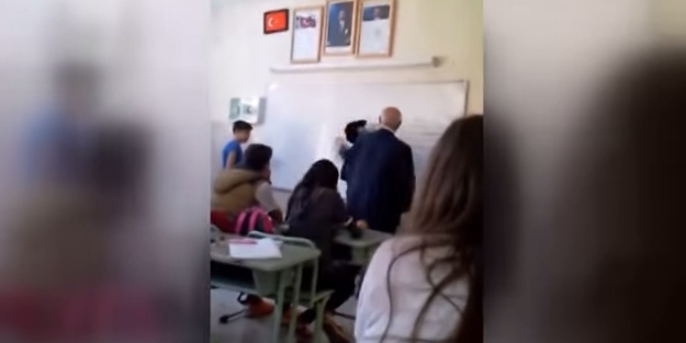 Öğrencisinin kafasıyla bakın ne yaptı! /VİDEO