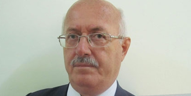 Öğrencisinin kafasıyla tahtayı silen müdür...