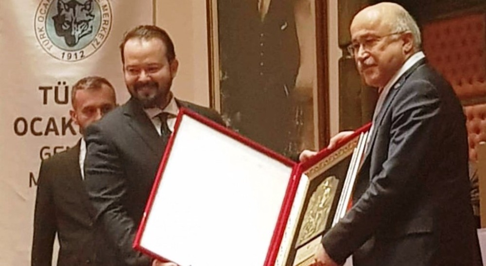 Öğretim üyesi Özcan’a ’İlim ve Teşvik Armağanı’ ödülü 