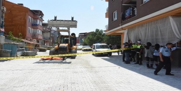 Öğretmen, kaldırım taşı döşerken iş makinesinin altında kaldı.